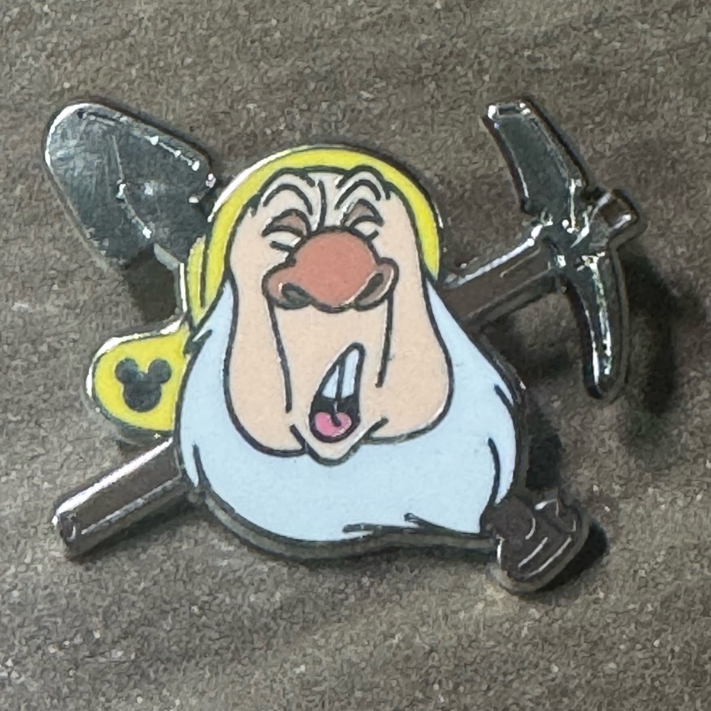 5/$25 Snow White & the 7 Dwarfs Sneezy Pin
